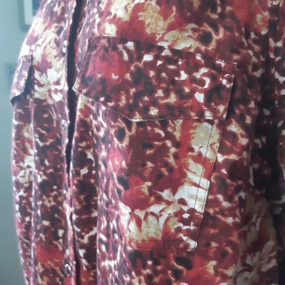 Penningtons red fire flower boho print soft button up top with pockets 1X - Picture 10 of 13